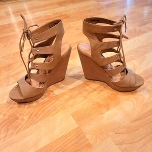 Candie's Wedge Gladiator Tan Neutral Strappy Sandals size 8.5